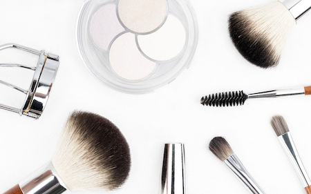 In der Auszeit verwöhnen wir Sie mit unseren ganzheitlichen Gesichtsbehandlungen.